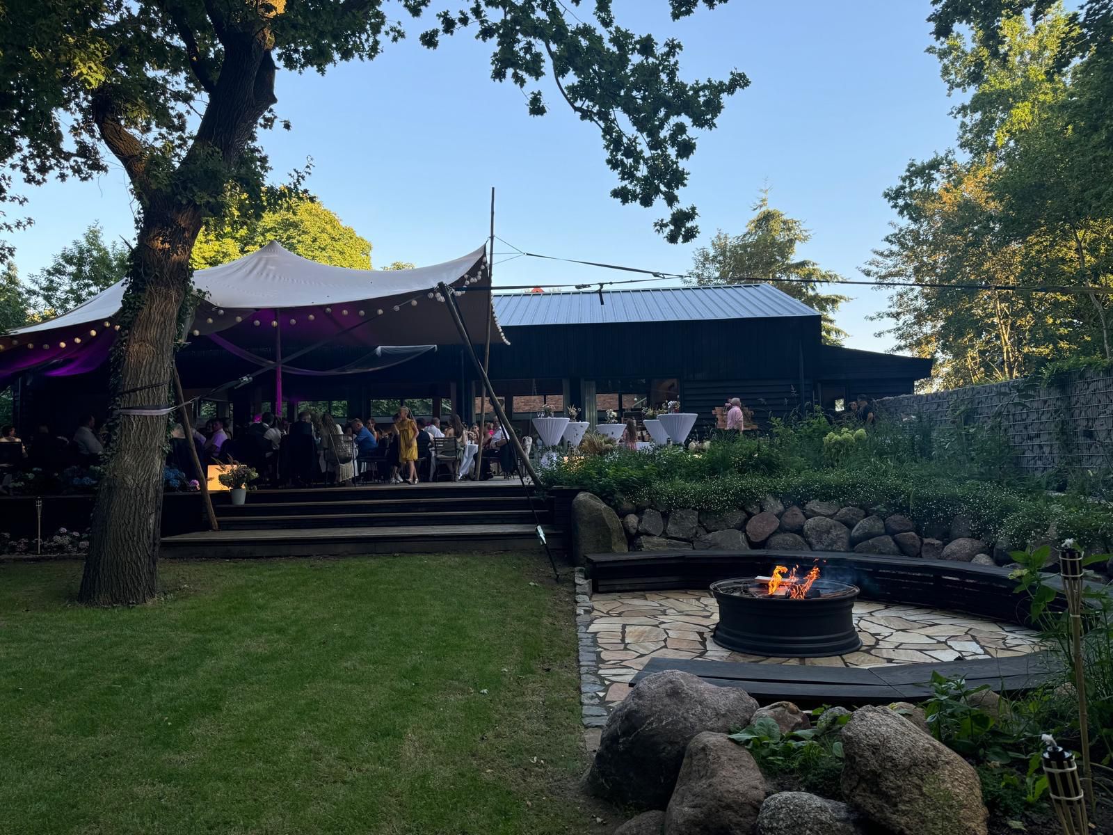 Haus und Sommerterrasse im Grünen